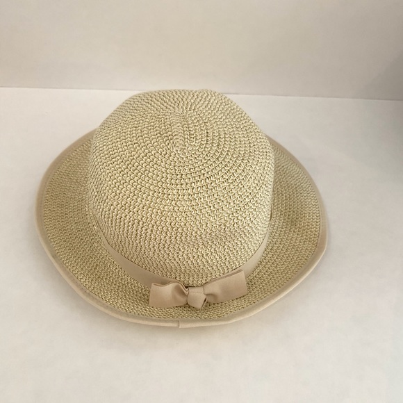 Raffia Beach hat with ribbon band